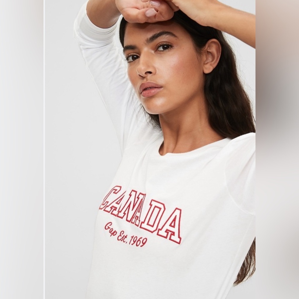 ❤️GAP White Long-Sleeve CANADA
Logo T-Shirt NWOT, Size: S